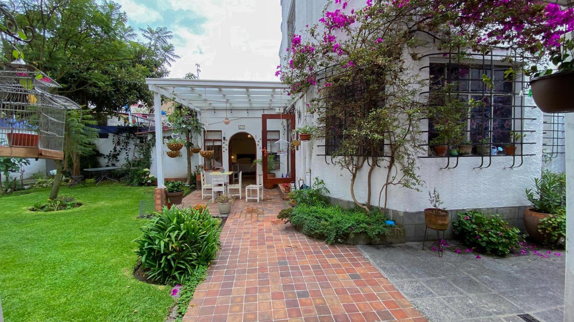 Sakti Hostal B&B Quito Buitenkant foto