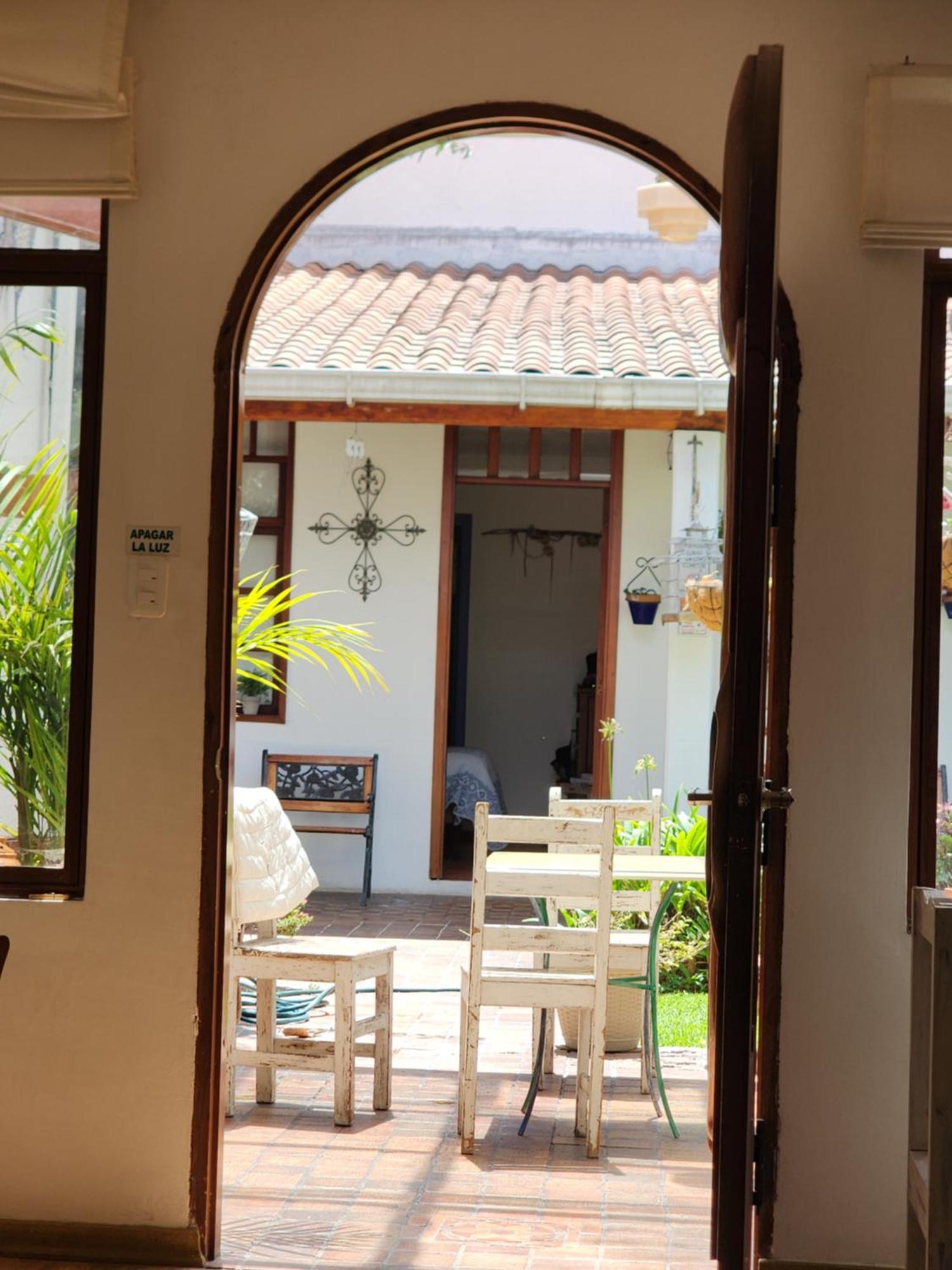 Sakti Hostal B&B Quito Buitenkant foto